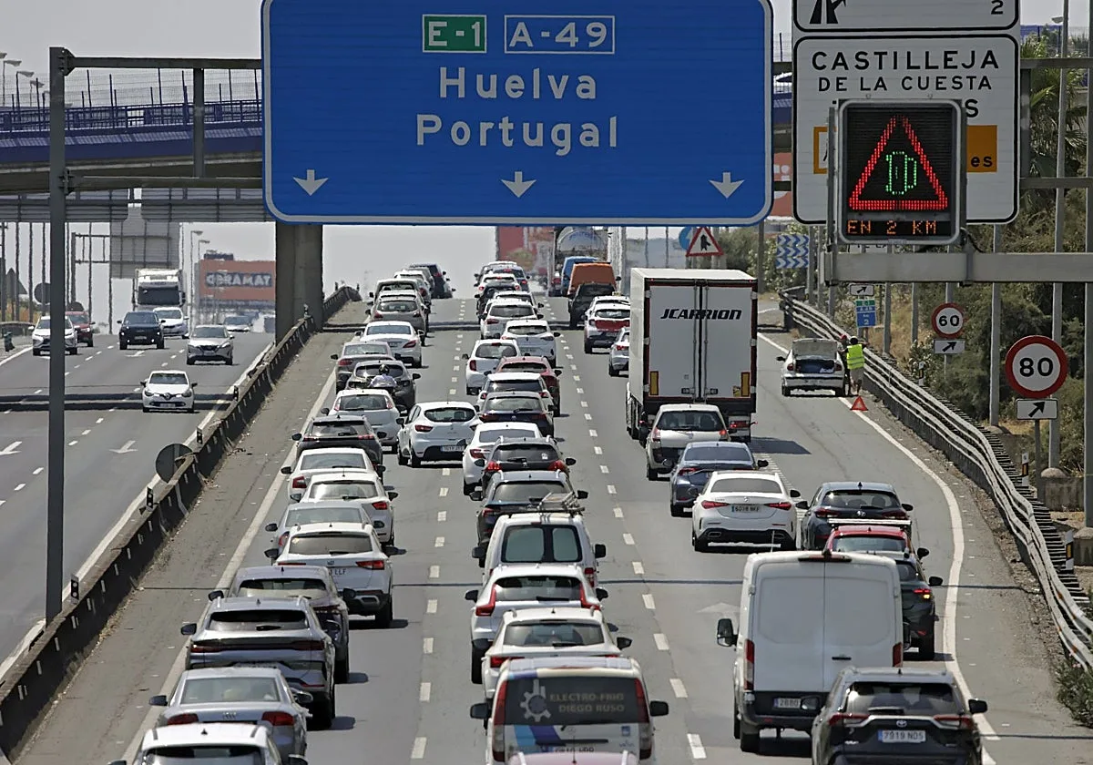El 76% de los sevillanos del área metropolitana llega en coche al trabajo