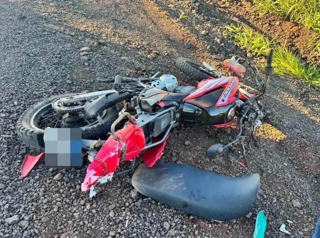 Mulher morre e homem fica ferido após colisão entre moto e caminhão