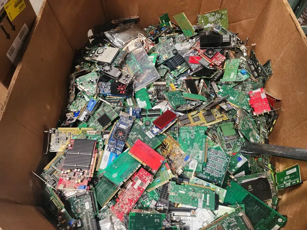 De Sound Blaster a GeForce: homem encontra caixa cheia de placas de som e vídeo dos anos 90 por US$ 1 cada
