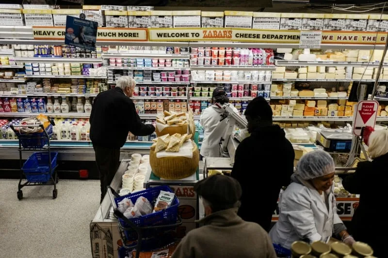 Por qué millones de trabajadores en EE. UU. sienten que el salario nunca alcanza: la cuenta pendiente desde la pandemia