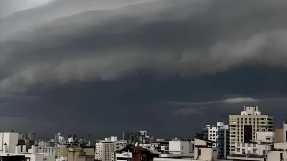 Frente fria impulsionada por ciclone extratropical já tem data para avançar pelo Brasil com temporais; veja os 5 estados onde pode chover mais de 100 mm