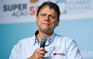 Plano de Tarcísio prevê obra em periferias, escolas cívico-militares e crédito a mães