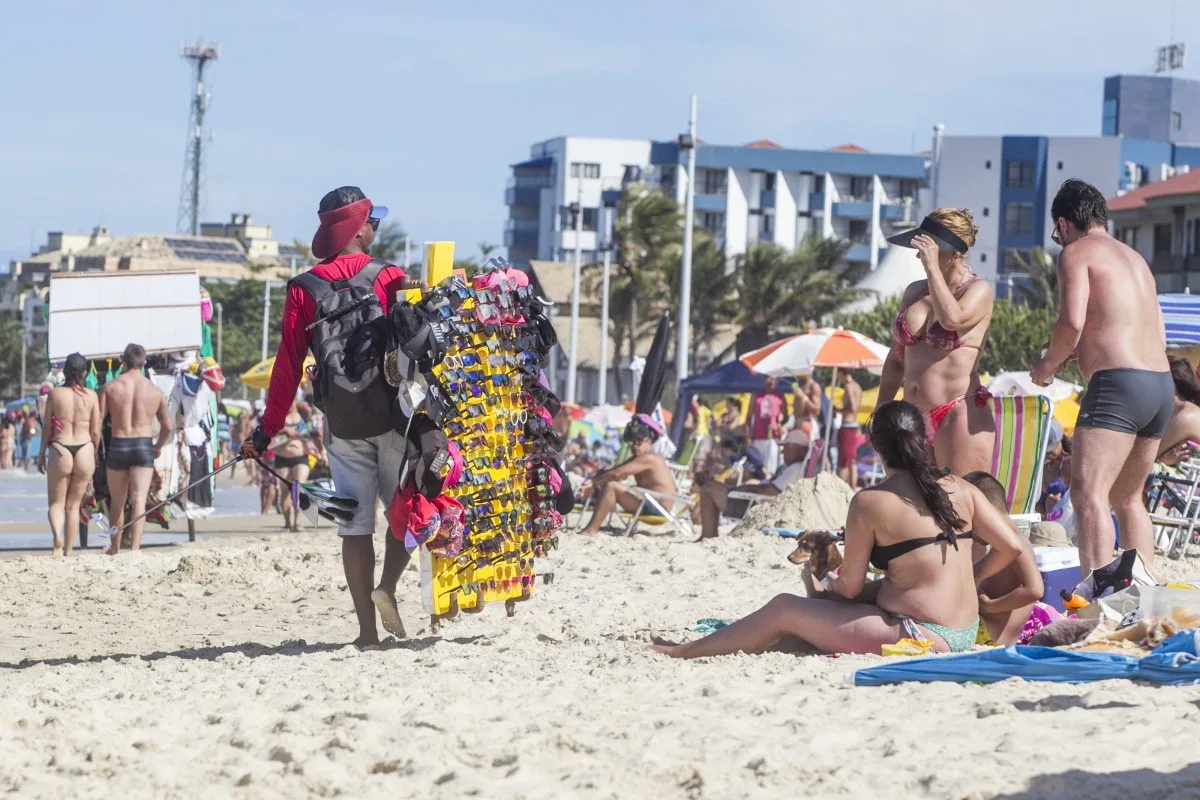 Florianópolis abre inscrições para comércio ambulante nas praias no verão 2026/2027