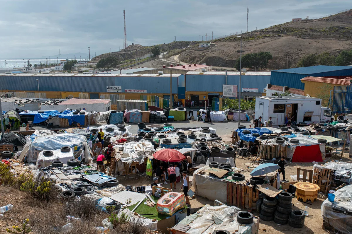 La Policía se despliega en Los Rosales y el Tarajal para retirar a los últimos migrantes de las calles de Ceuta