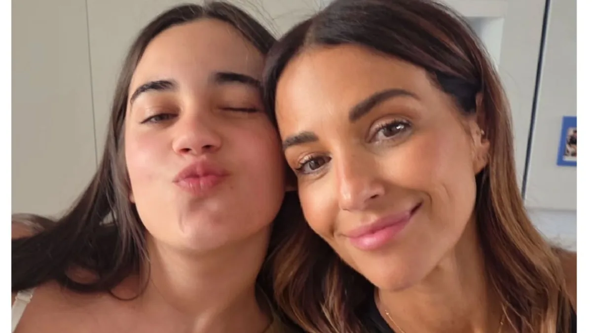 Así ha decorado Paula Echevarría la habitación de su hija Daniella a los 18 años: papel de palmeras, tocador de camerino y armarios a medida