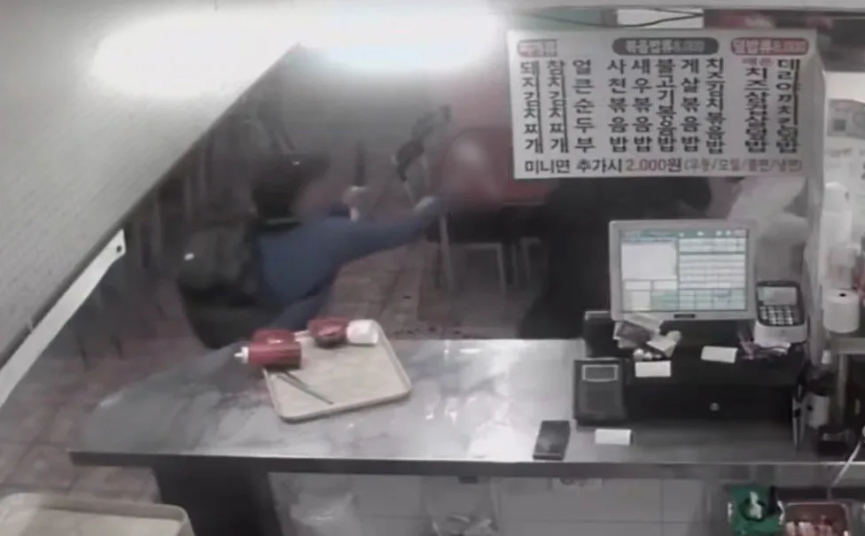 양손에 흉기 묶은 50대, 식당가 돌며 무차별 공격… 시민이 제압