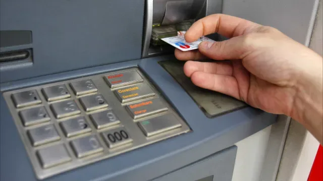 Bancário detido após desviar 25 mil euros de conta de idosa em Espanha
