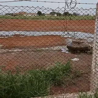 Esgoto vaza em área cercada do Aeroporto de Campo Grande há mais de um mês