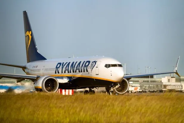 Relatório revela causa de acidente que fez passageiro ser sugado para fora do avião Relatório revela causa de acidente que fez passageiro ser sugado para fora do avião