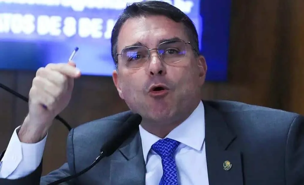 Flávio Bolsonaro intensifica ataques a Moraes: “Grande articulador político de Lula”
