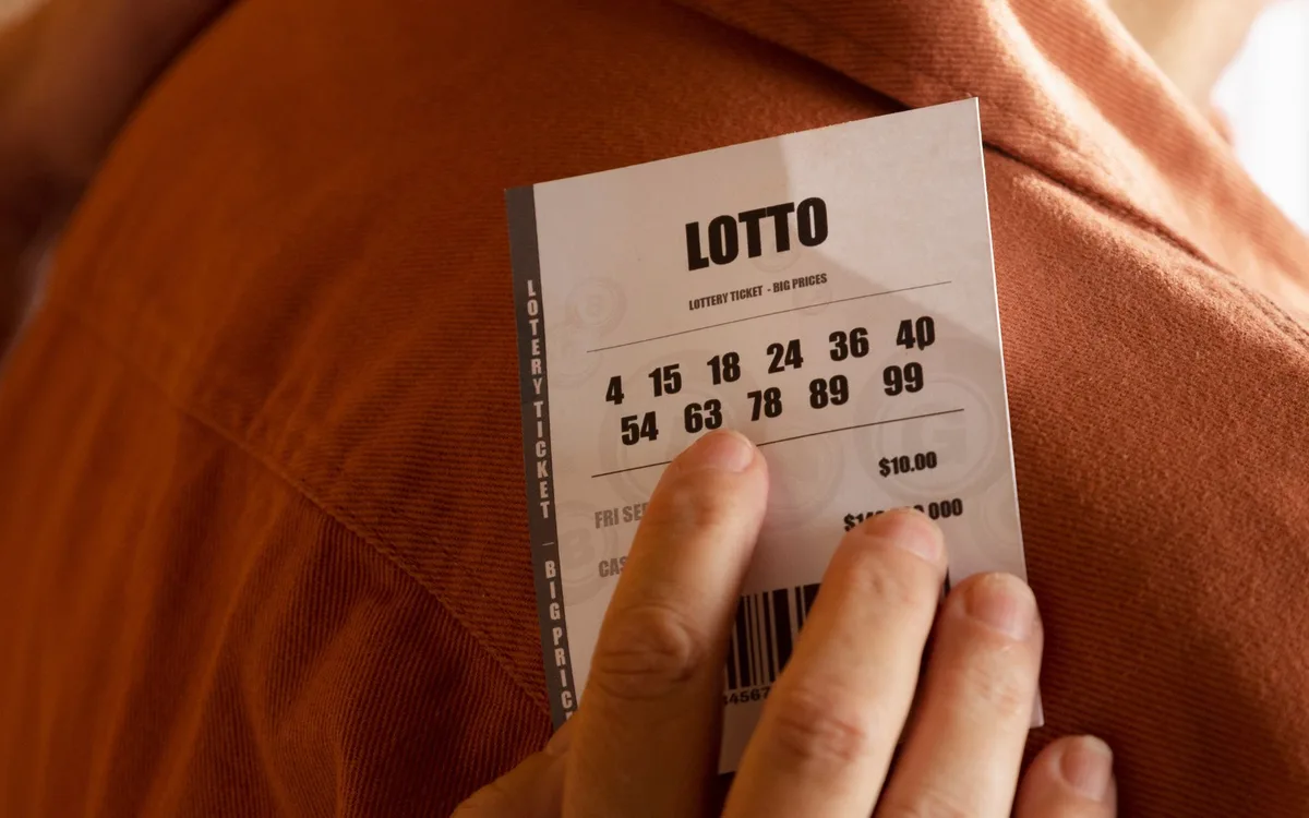 Homem é preso após ganhar loteria e negar dividir milhões com colegas