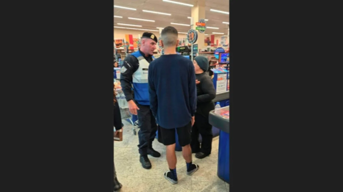 Mulher é presa em flagrante por injúria racial contra funcionário de supermercado na Barra