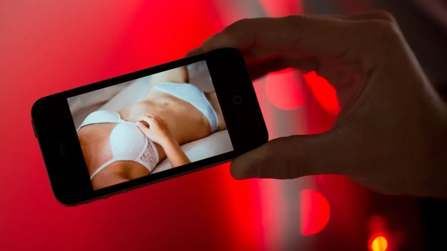Arbeitsrecht: Nackt im Nebenjob: Darf mein Chef mir OnlyFans verbieten?