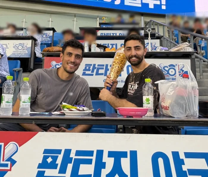"다른 구장은 어떨까요?" 한국 야구 열기에 제대로 반했다…우리카드 외인 듀오의 야구장 나들이 "뜨거운 분위기에 팬이 된 기분"