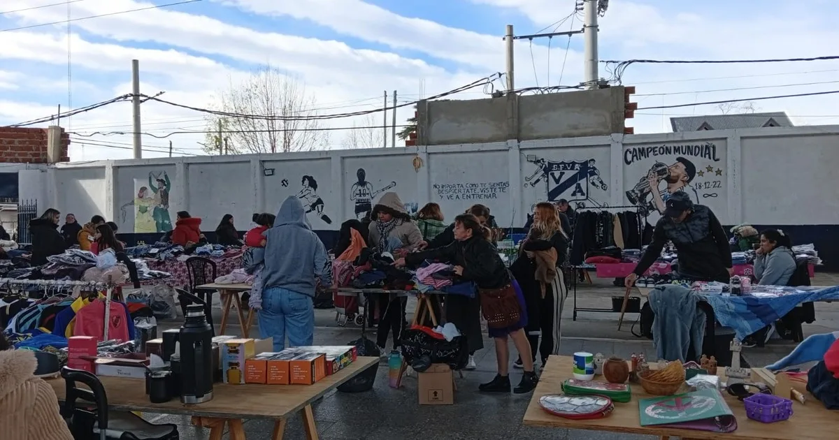La vuelta del trueque: se juntan en plazas o salones y la mayoría cambia ropa por alimentos