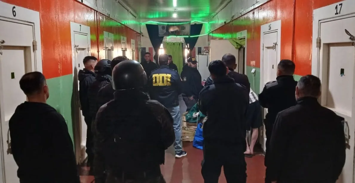 Descubrieron a dos presos que planeaban asesinar a la fiscal que los encarceló: le pedían fotos suyas a la IA