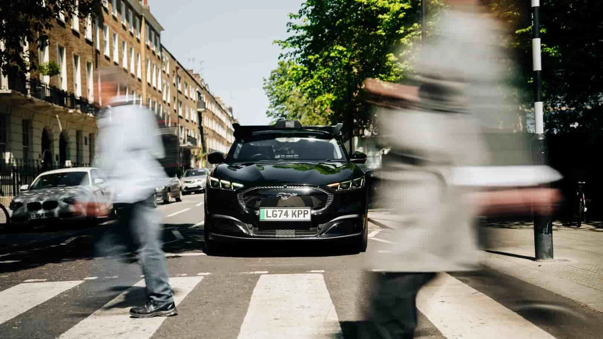 Londres estreia os primeiros robotáxis, mas ainda há um “condutor” a bordo