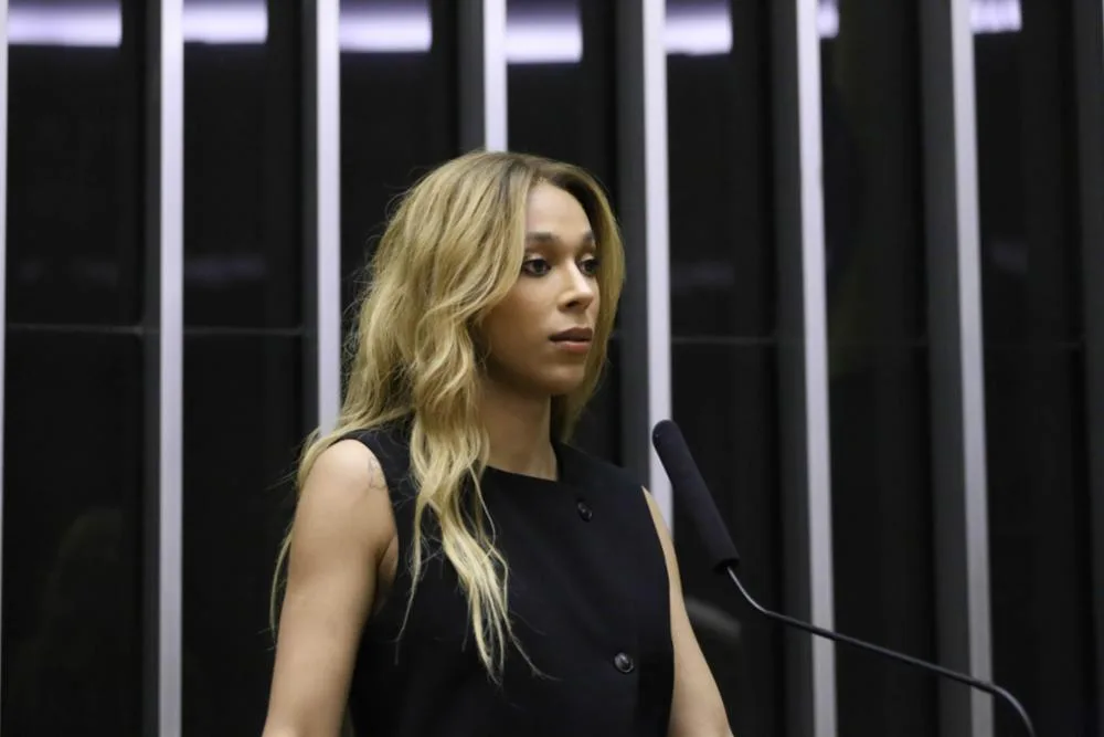 Justiça derruba posts de vereador do PL que chamou Erika Hilton de ‘deputada travesti do Lula’