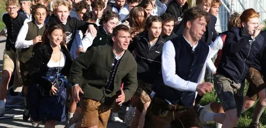 Oktoberfest: Erste Besucher stürmen nach Wartezeit das Festgelände