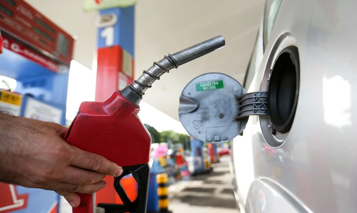 A nova lei aprovada pelo governo Lula para reduzir o preço dos combustíveis em meio à alta global do petróleo