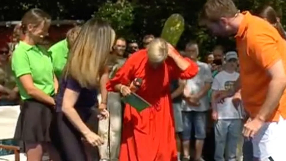 In der Live-Sendung „ZDF-Fernsehgarten“ - Andrea Kiewel von Biene gestochen