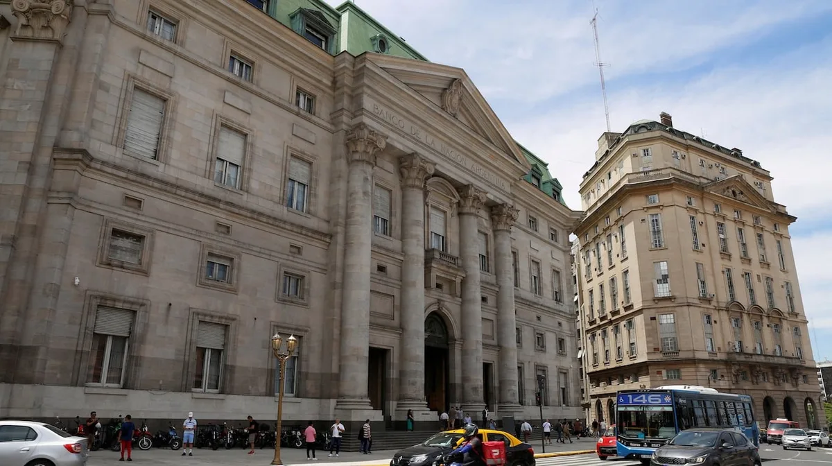 Los bancos públicos aceleran la refinanciación de deudas ante la morosidad récord: tasas desde 31% y plazos de hasta 10 años