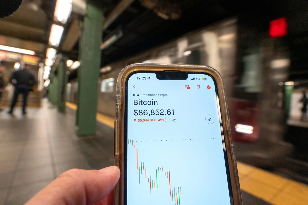 Un año después del ‘crash’ cripto: el mercado deja atrás la euforia y busca su encaje en las finanzas