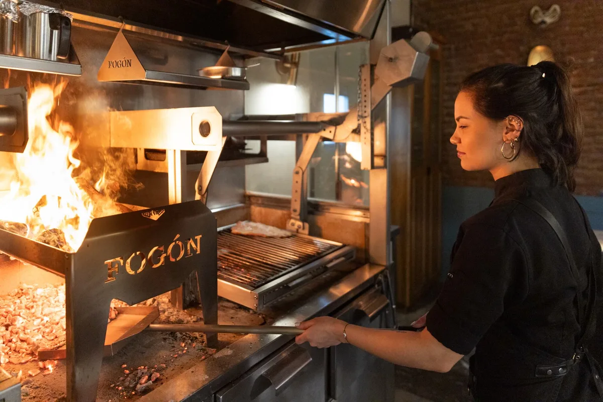 Dónde queda Fogón Asado, el restaurante porteño elegido como el mejor de lujo del mundo y cuánto cuesta comer ahí