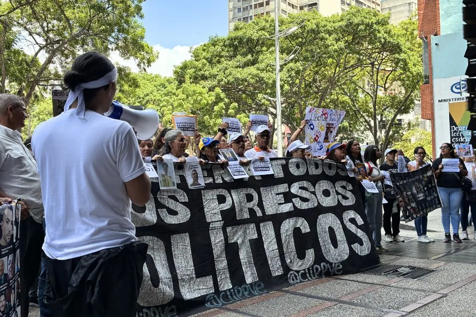 Clippve advierte que excarcelados siguen sujetos a procesos judiciales y restricciones