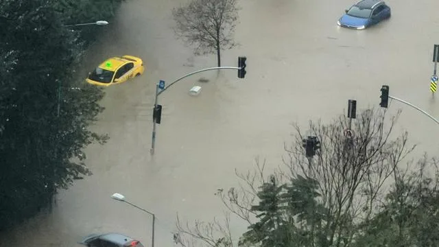 Starkregen: 14-Jähriger stirbt bei Unwetter in Istanbul