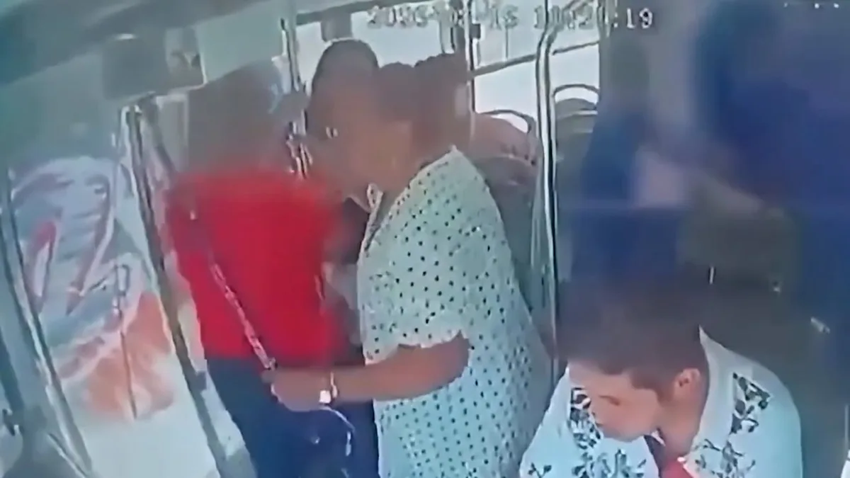 Prügel von Oma mit Krückstock - Räuber in Mexico in die Flucht geschlagen