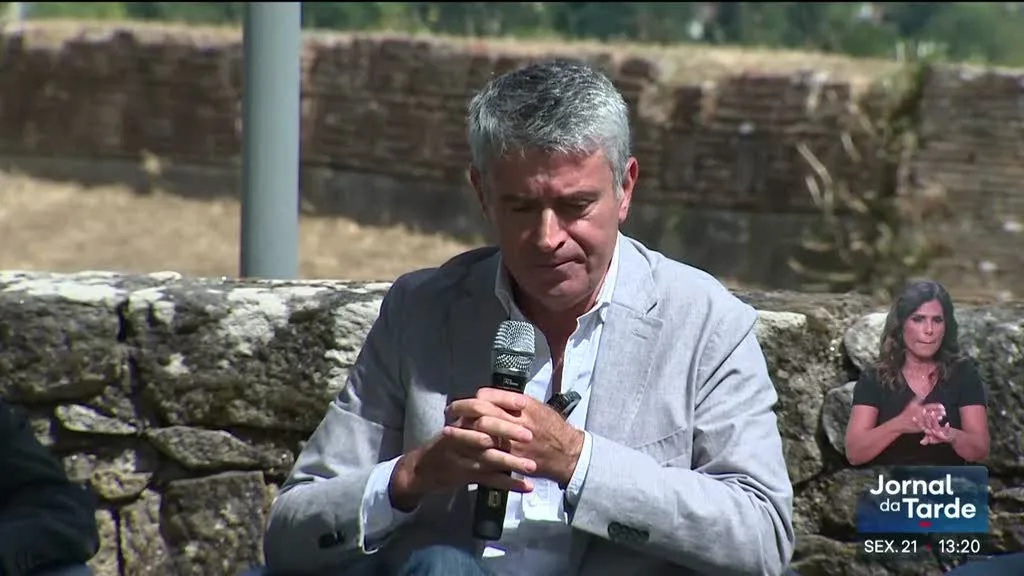 Carneiro vai voltar a falar com Montenegro e Seguro sobre chefias das Secretas