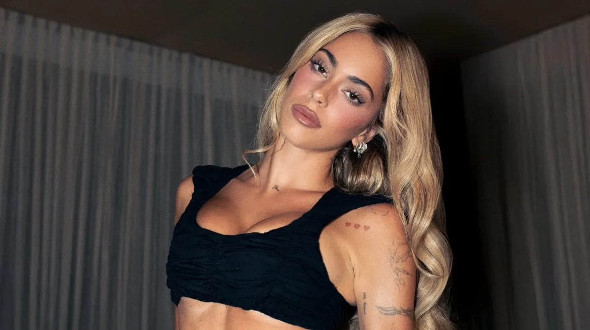 Tini fue de gala a la cancha de Racing y se volvió viral: los memes y la comparación con Claudia Villafañe