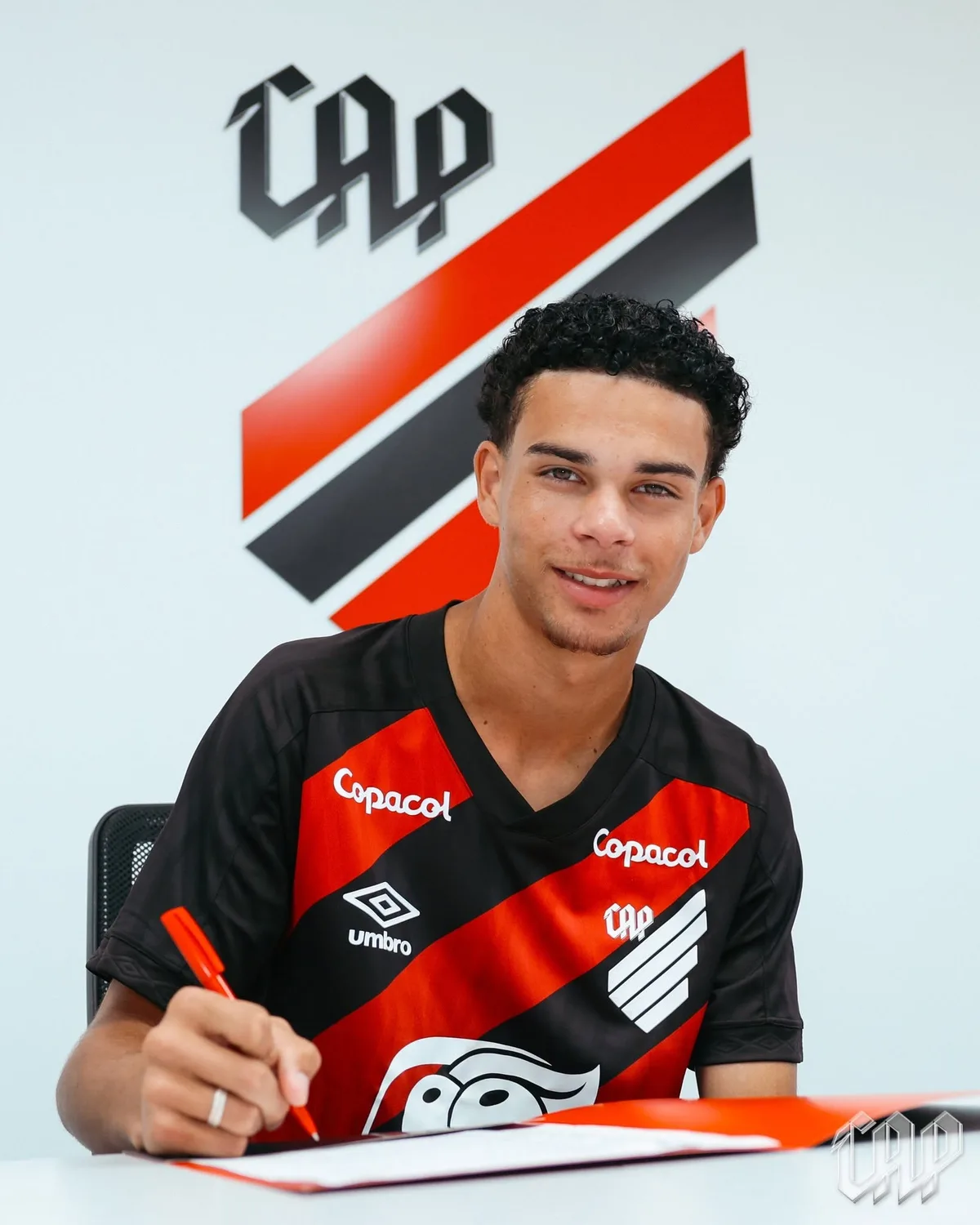 Athletico assina contrato profissional com joias do sub-17 e estipula multa de R$ 362 milhões