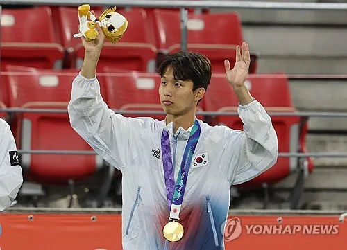 축구대표 엄지성에 인종차별 혐의 50대 남성, 영국 경찰에 체포