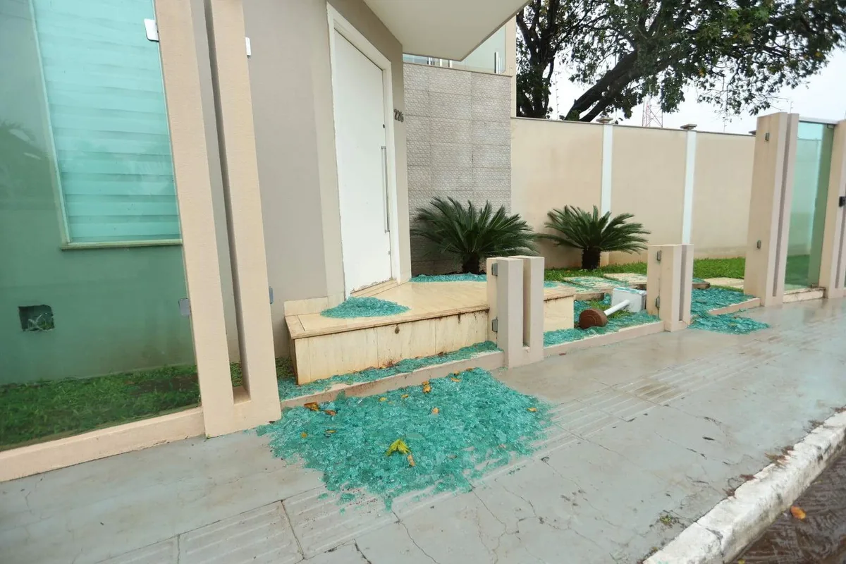 Casa da prefeita amanhece com vidros estilhaçados no Carandá Bosque
