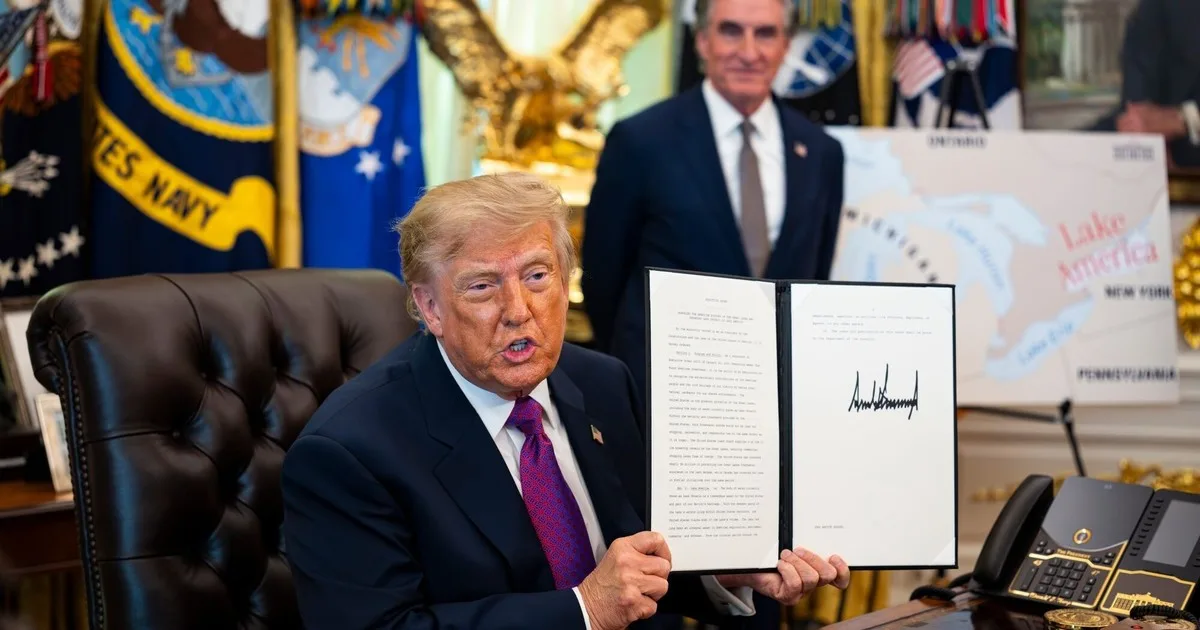 Trump firmó el decreto que cambia el nombre del Lago Ontario a Lago América y volvió a provocar: "Ahora sólo nos falta un océano"