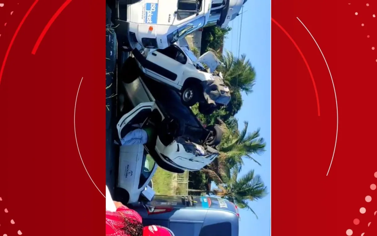 Engavetamento entre carreta, cinco carros e ônibus congestiona BR-324 em Feira de Santana
