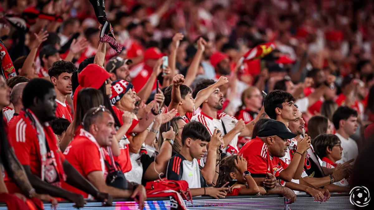 Adeptos do Benfica em festa em Milão: eis as imagens que antecedem a estreia europeia diante do AC Milan