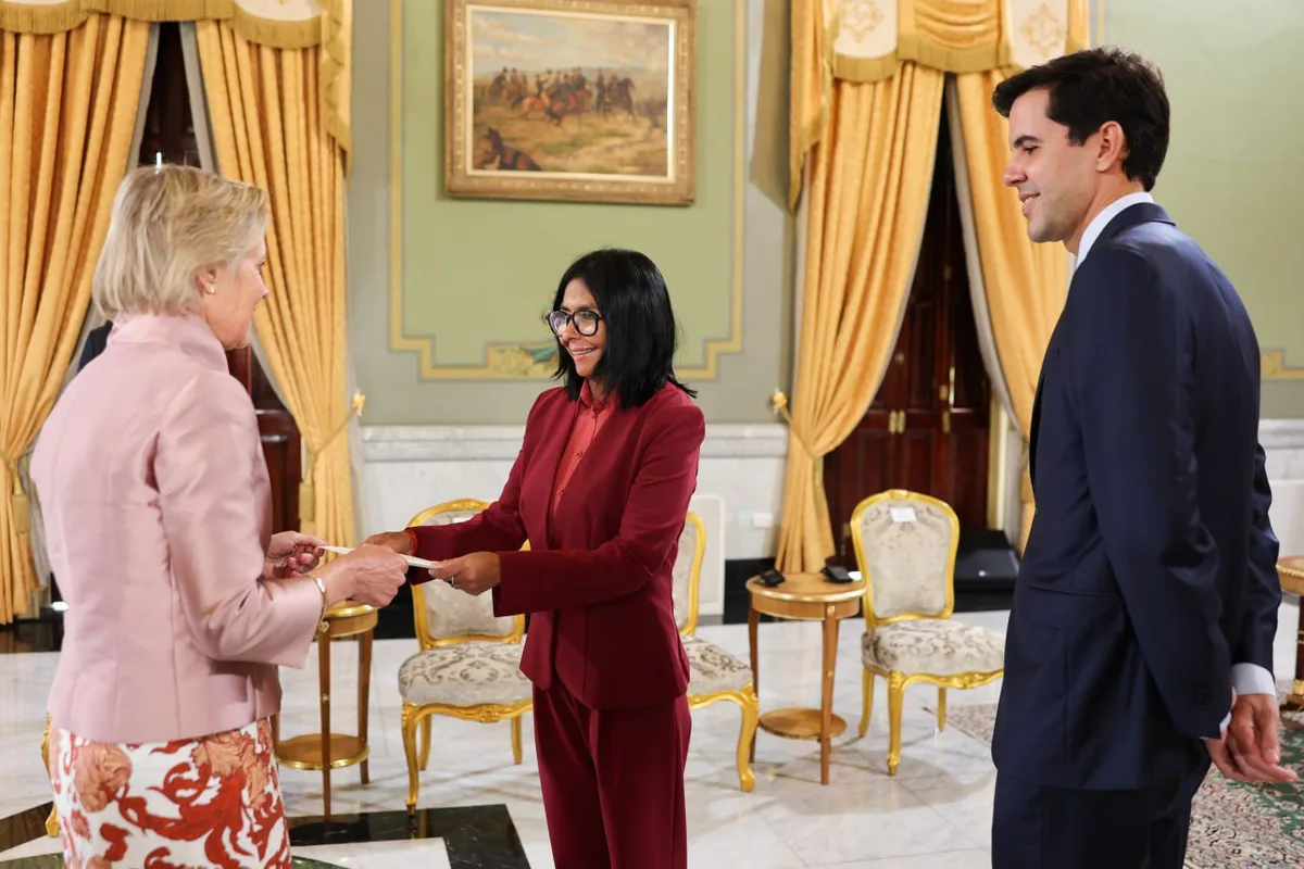 Delcy Rodríguez recibe cartas credenciales de la embajadora de Países Bajos