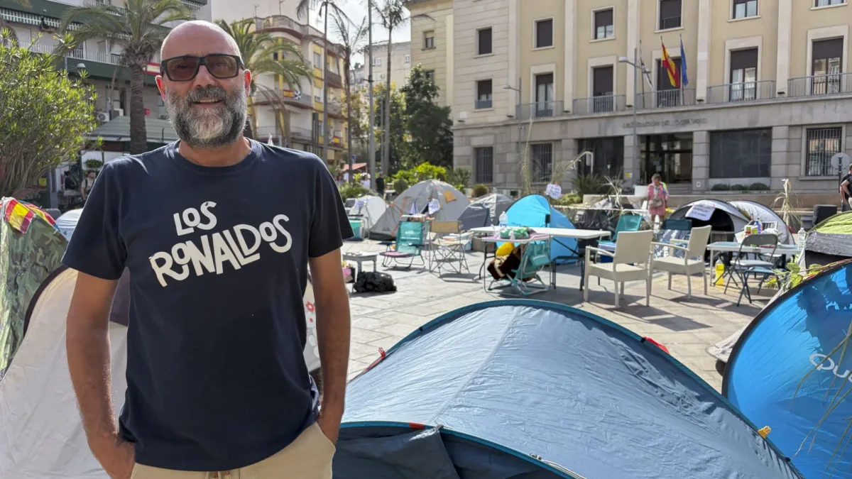 Una nueva concentración ciudadana y una acampada exigen la vuelta a la normalidad en Ceuta