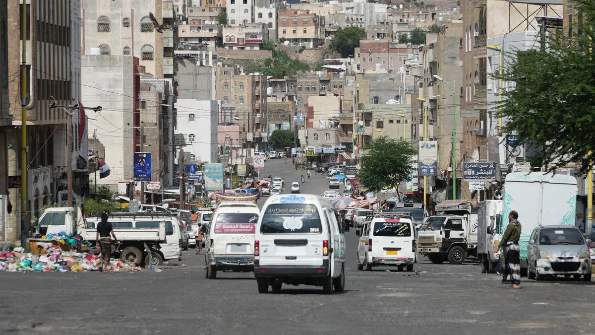 Yemen’s Houthis tighten siege of key city