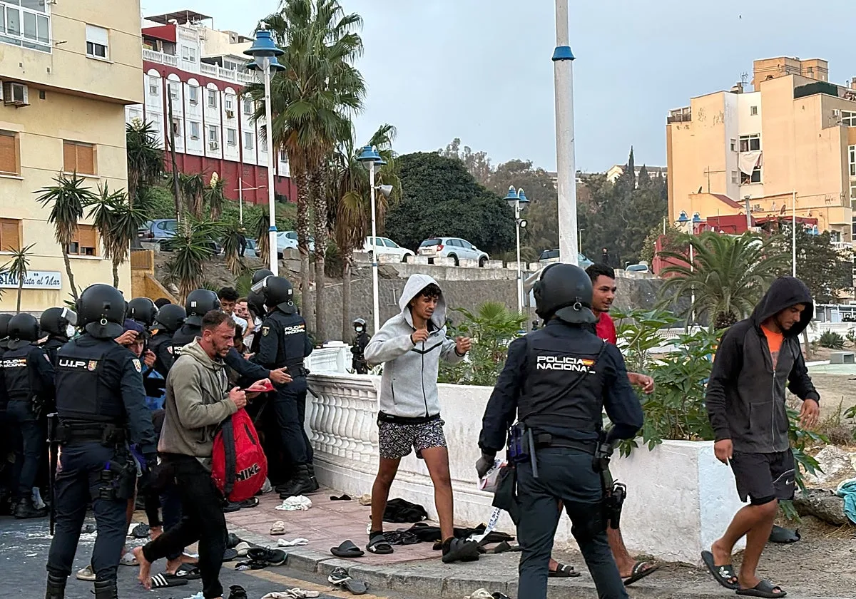 El presidente del Puerto de Ceuta denuncia que «se ha enterado por la televisión» del traslado a los inmigrantes