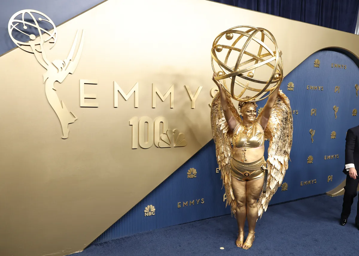 A atriz que se pintou de dourado para chamar atenção na premiação do Emmy