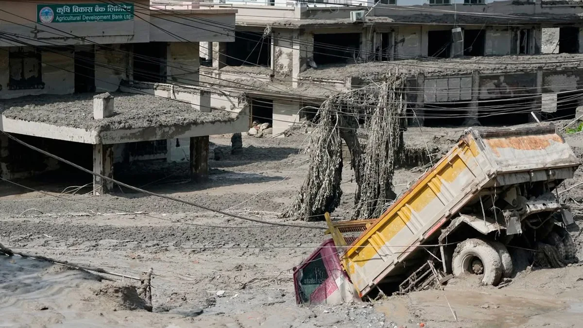 Zerstörung durch Sturzflut: Behörde: Hunderte Touristen nach Sturzflut in Nepal vermisst