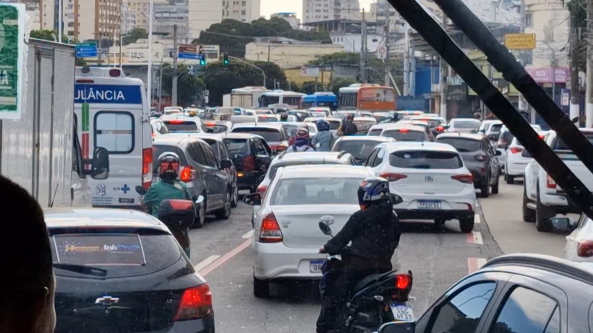 Centro de Vitória segue com congestionamentos após mudanças na Beira-Mar