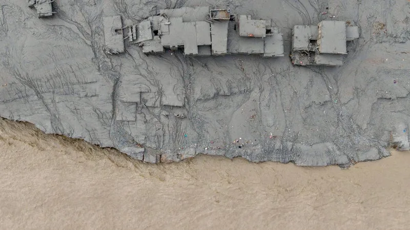 AVANT/APRÈS. Népal: des images satellites montrent l'ampleur de la crue qui a fait plusieurs centaines de morts