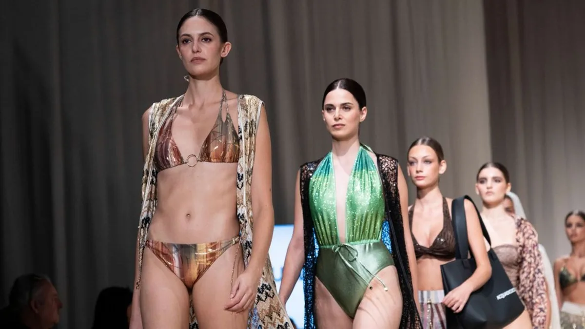 Drei süße Outfit-Ideen: Stylisch in den Spätsommer-Urlaub am Strand