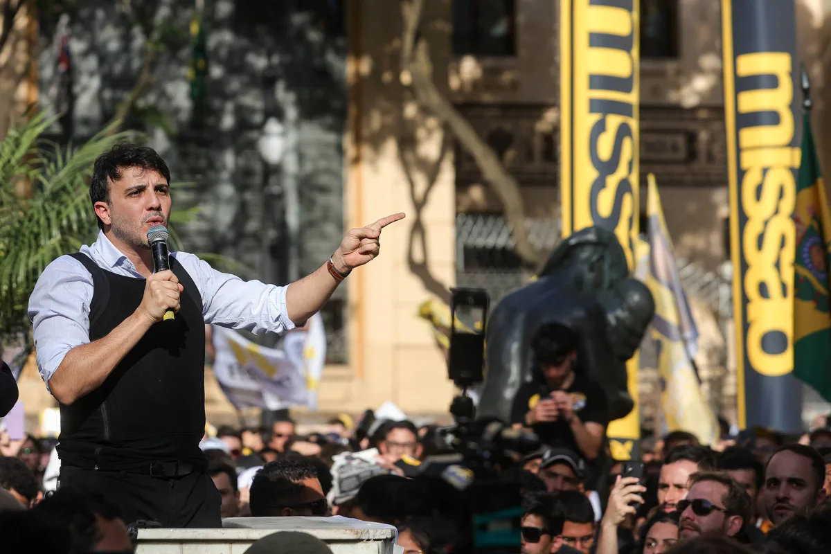 Renan Santos inicia campanha com ato em São Paulo e discursa sobre segurança