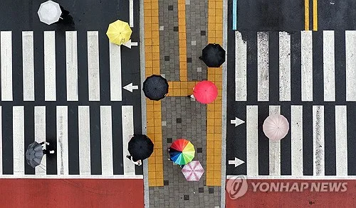 부산·울산·경남 낮 최고 35도 무더위…곳곳 돌풍 동반 소나기